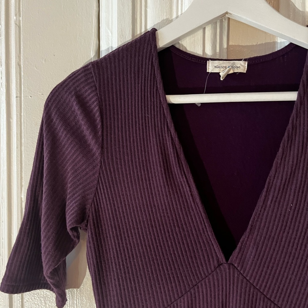 Silence + Noise Deep V-Neck dress size S, elbow length sleeve. Neutral purple!